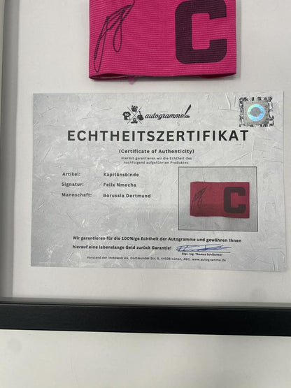 Kapitänsbinde Felix Nmecha signiert im Rahmen Borussia Dortmund COA
