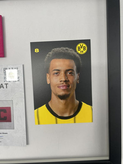 Kapitänsbinde Felix Nmecha signiert im Rahmen Borussia Dortmund COA