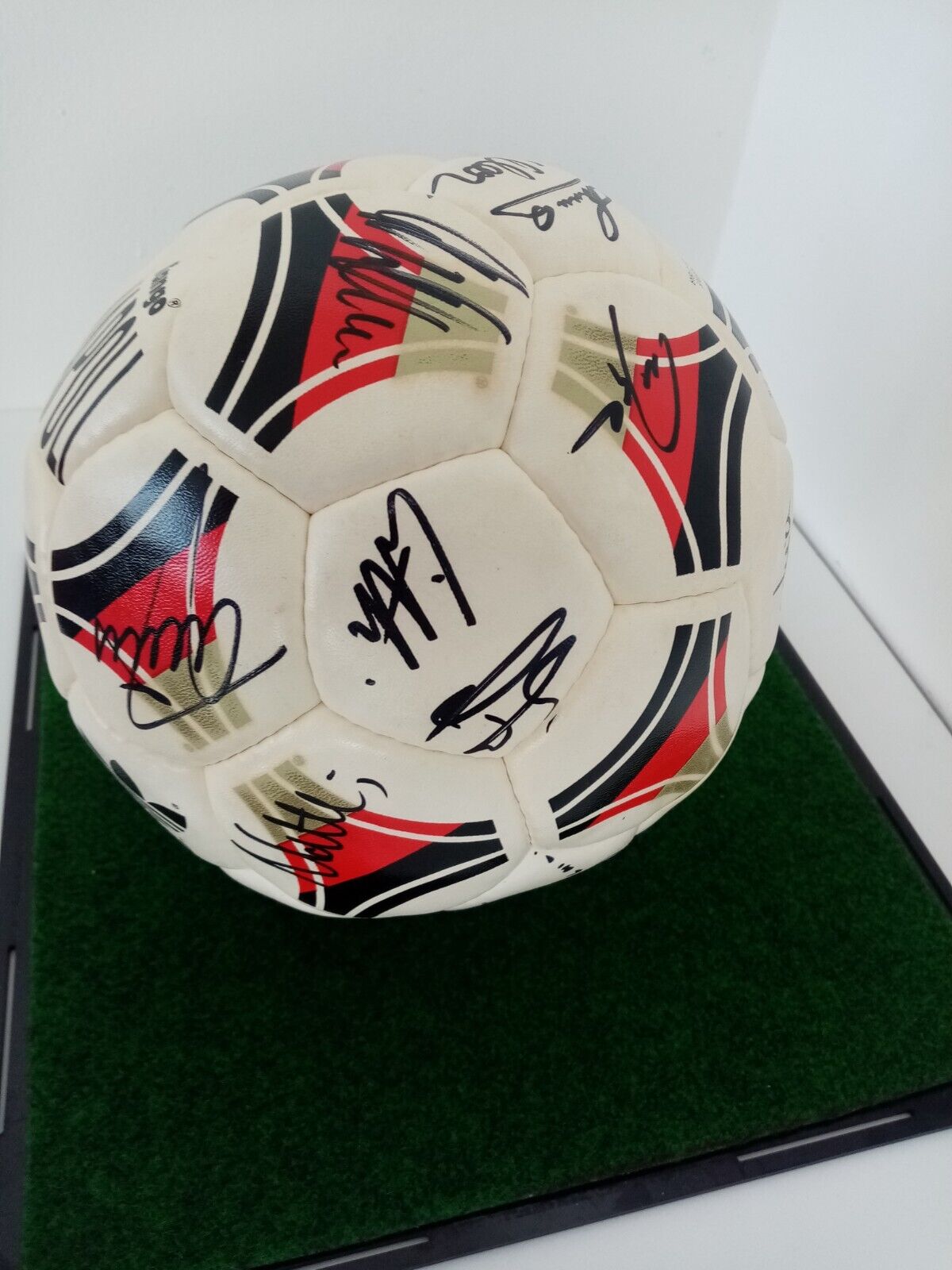 Fußball Teamsigniert WM 1990 in Vitrine DFB Unterschrift Autogramm Adidas Ball