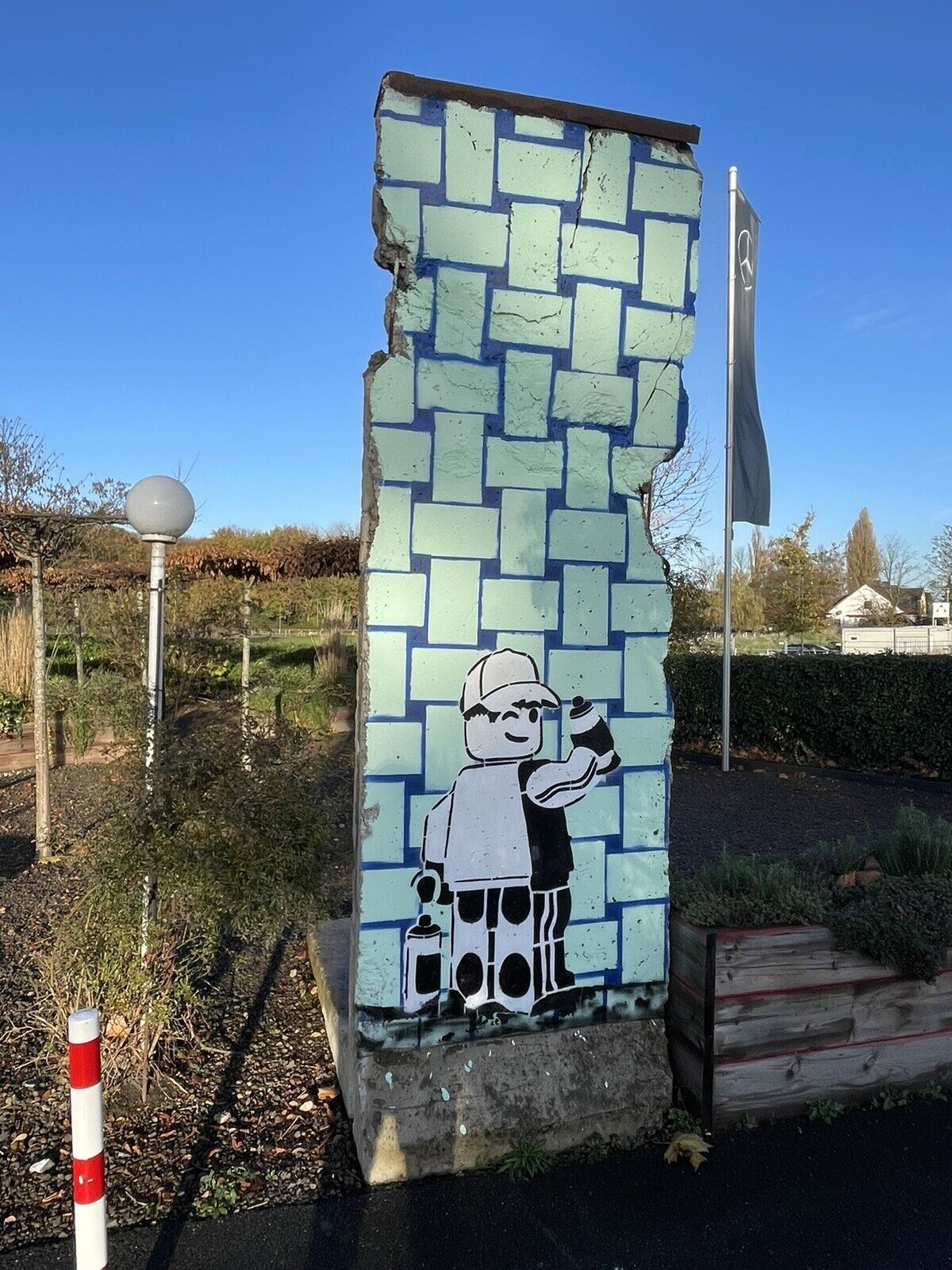 mino art bemalte Berliner Mauer - Echtes Mauerelement -segment