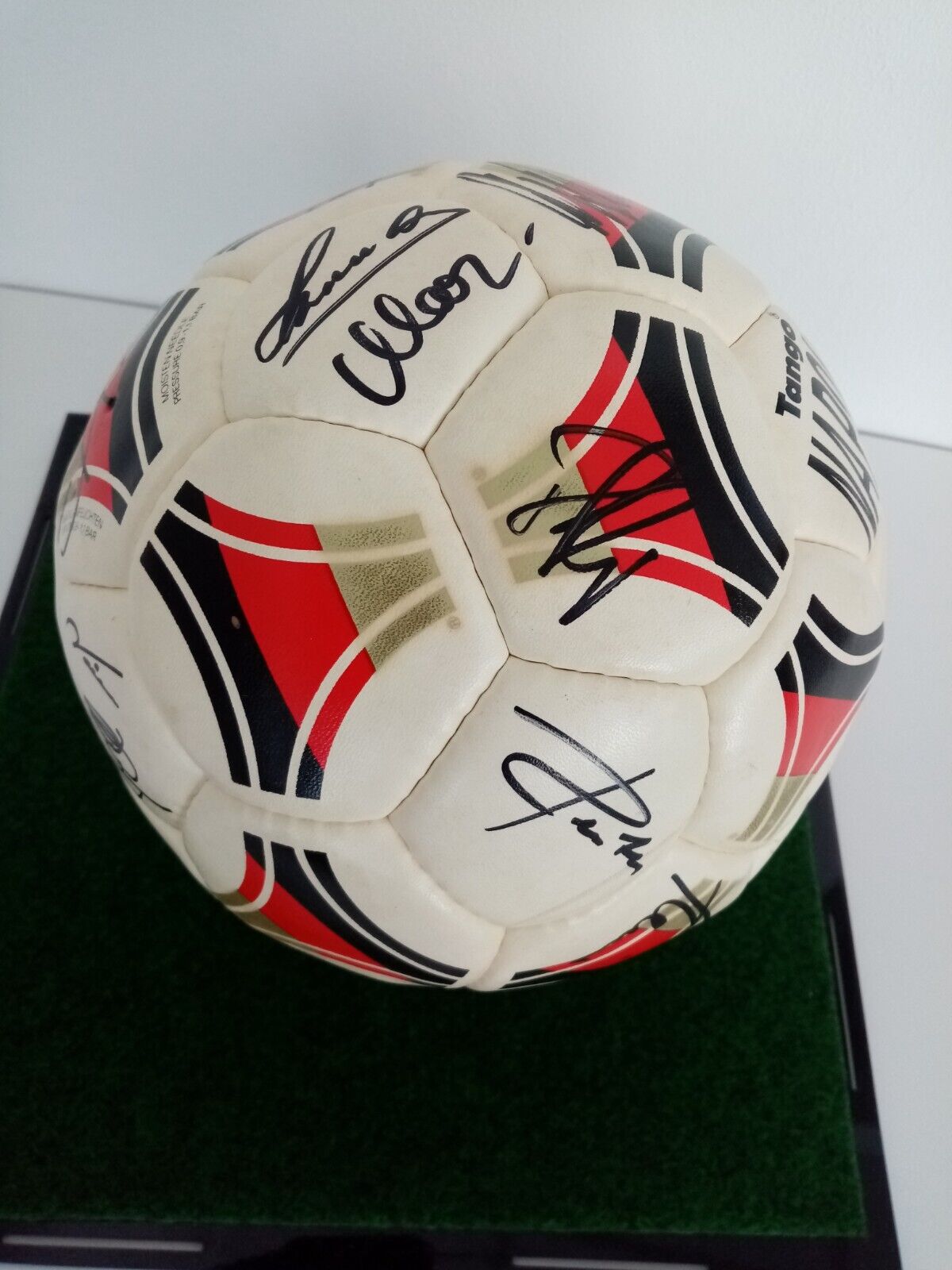 Fußball Teamsigniert WM 1990 in Vitrine DFB Unterschrift Autogramm Adidas Ball