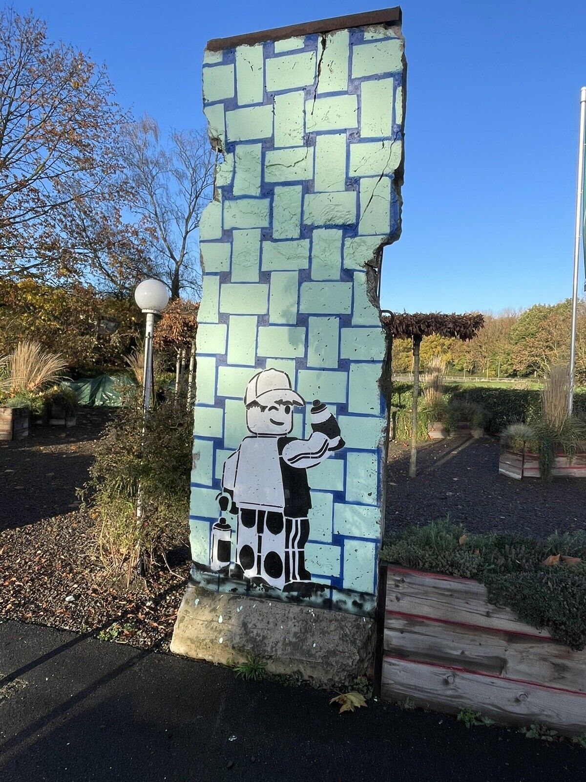 mino art bemalte Berliner Mauer - Echtes Mauerelement -segment