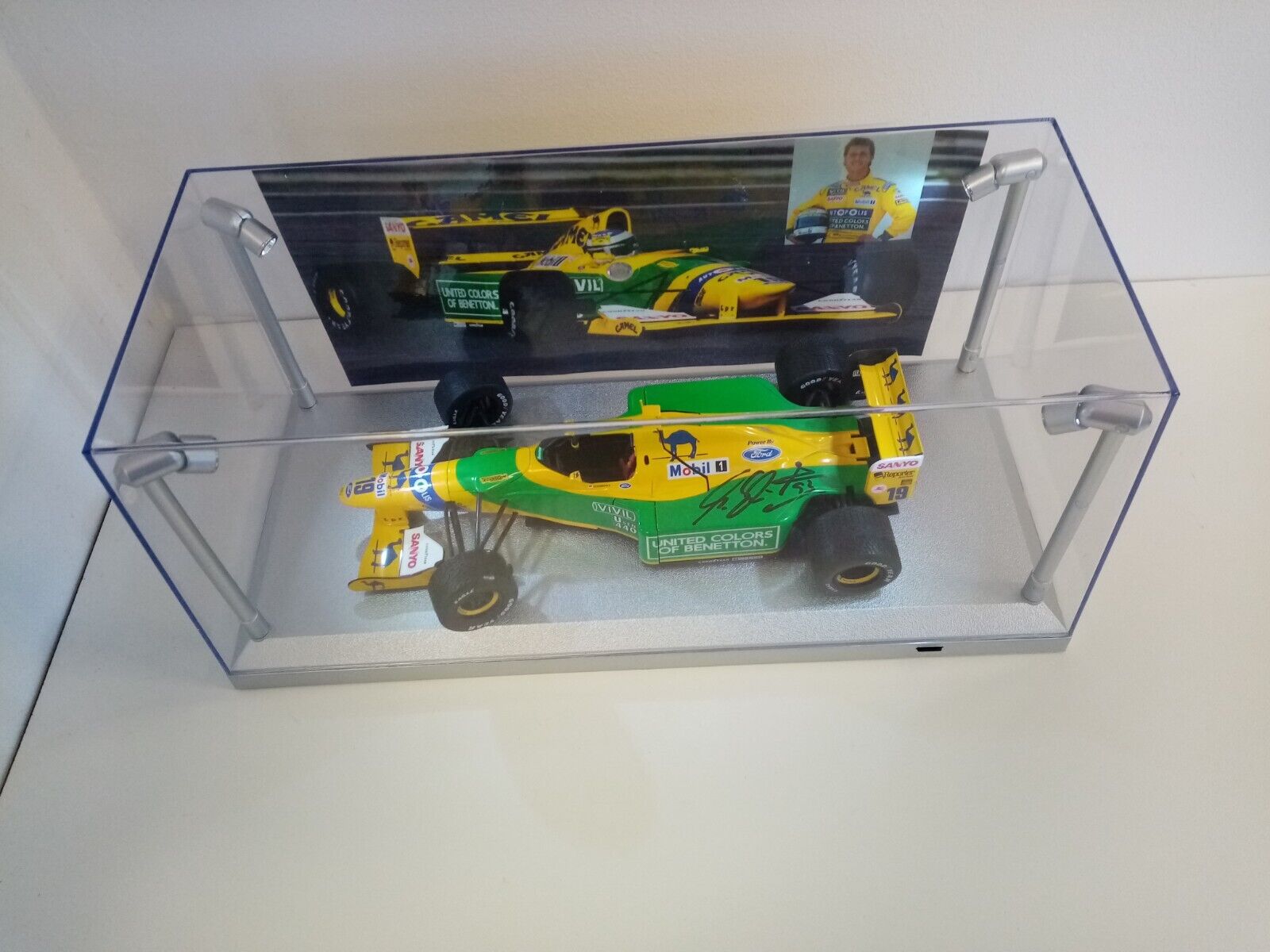 Automodell Michael Schumacher signiert in Vitrine + Licht Benetton Ford Formel 1